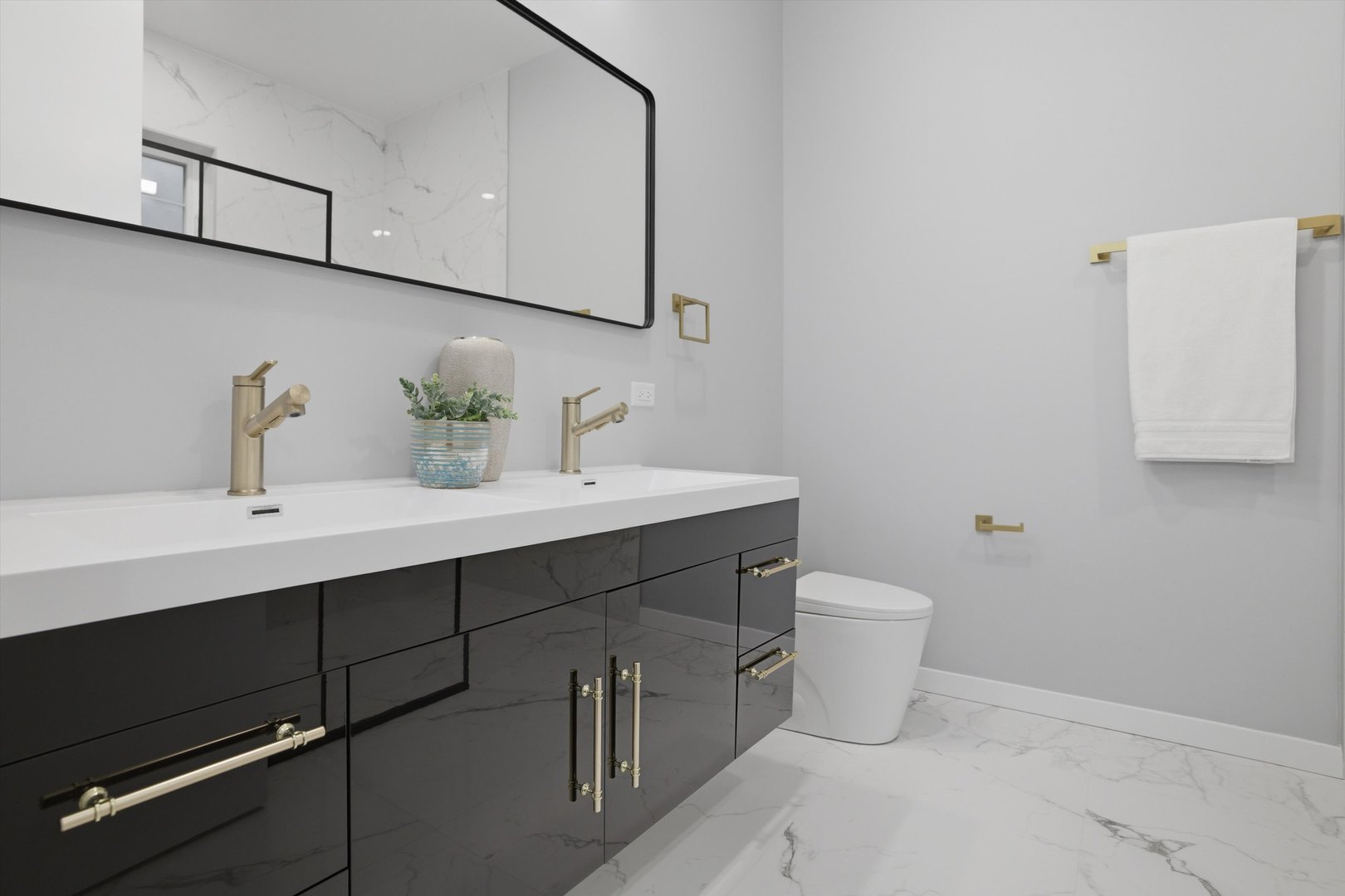 5830 N Lincoln Avenue Unit: 3W