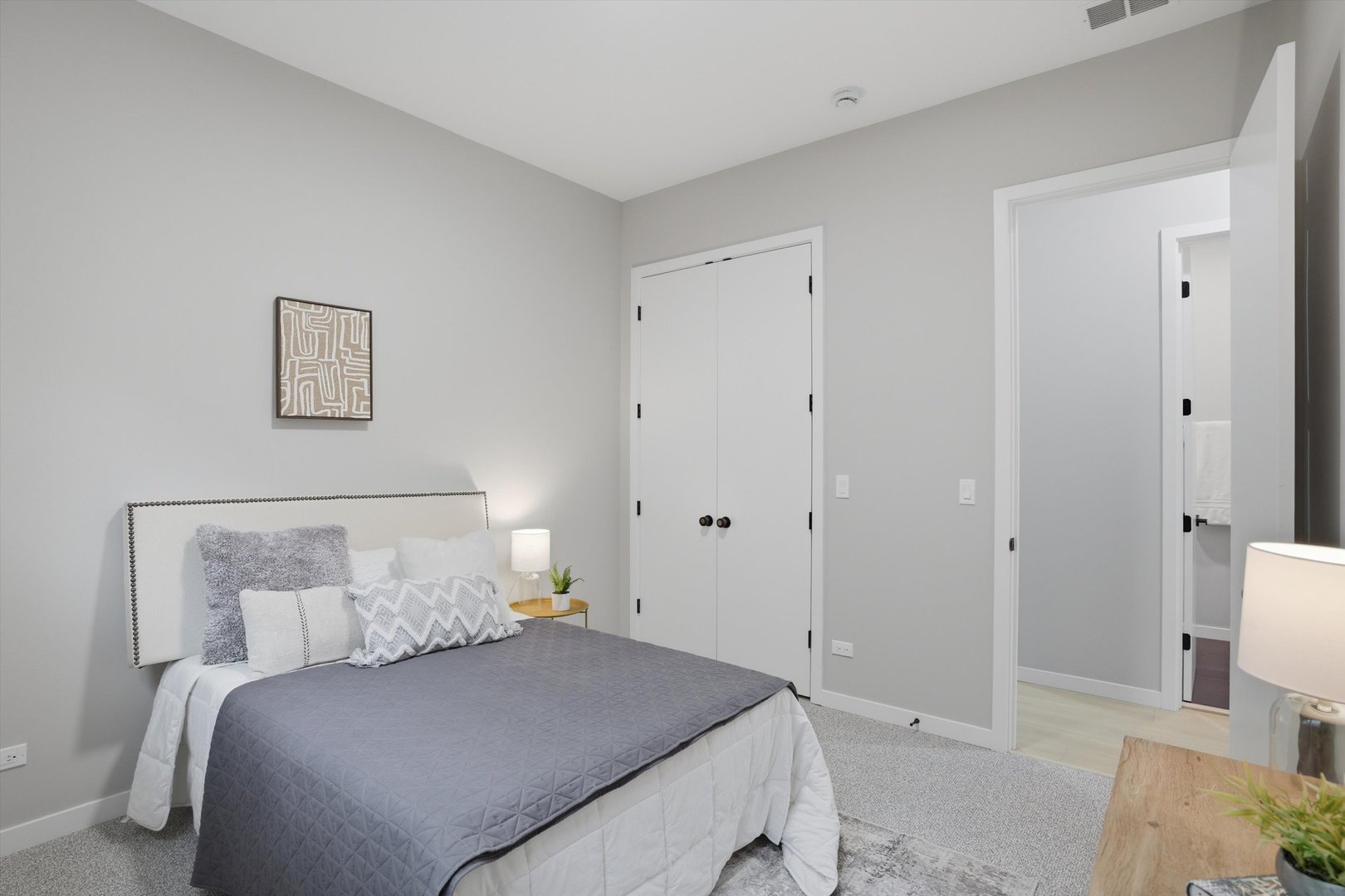 5830 N Lincoln Avenue Unit: 3W