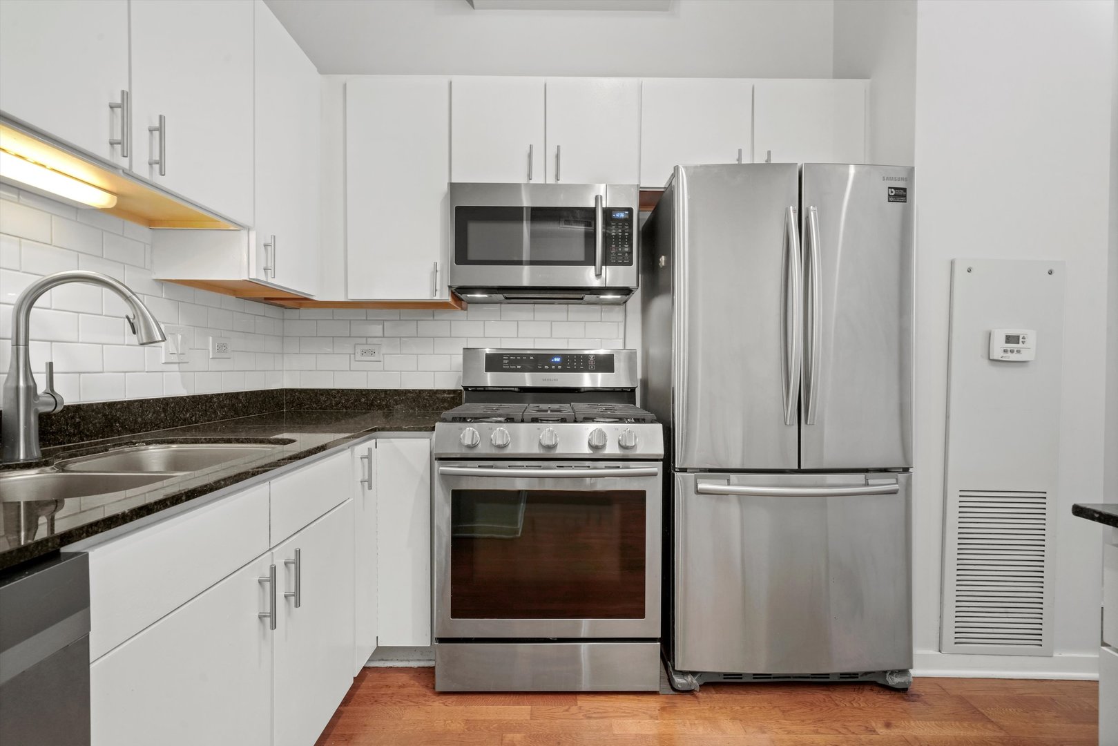 700 N Larrabee Street Unit: 1004