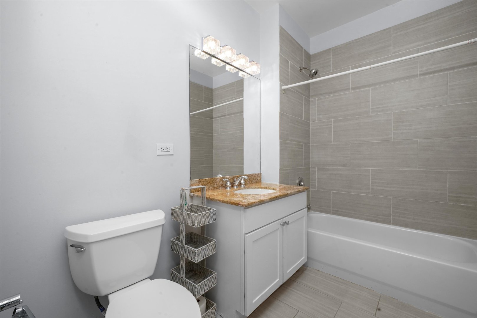 700 N Larrabee Street Unit: 1004