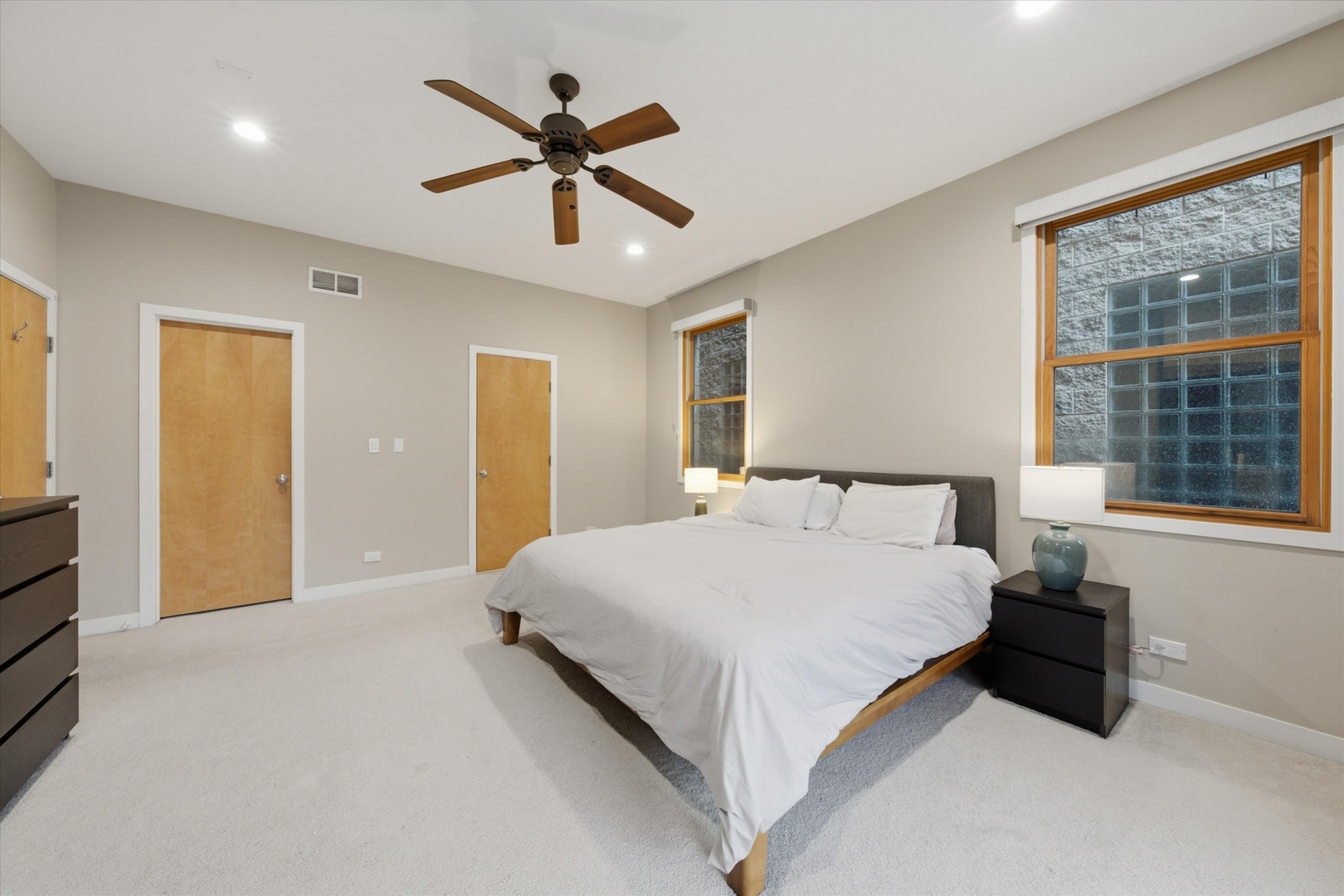1054 N Hermitage Avenue Unit: 1