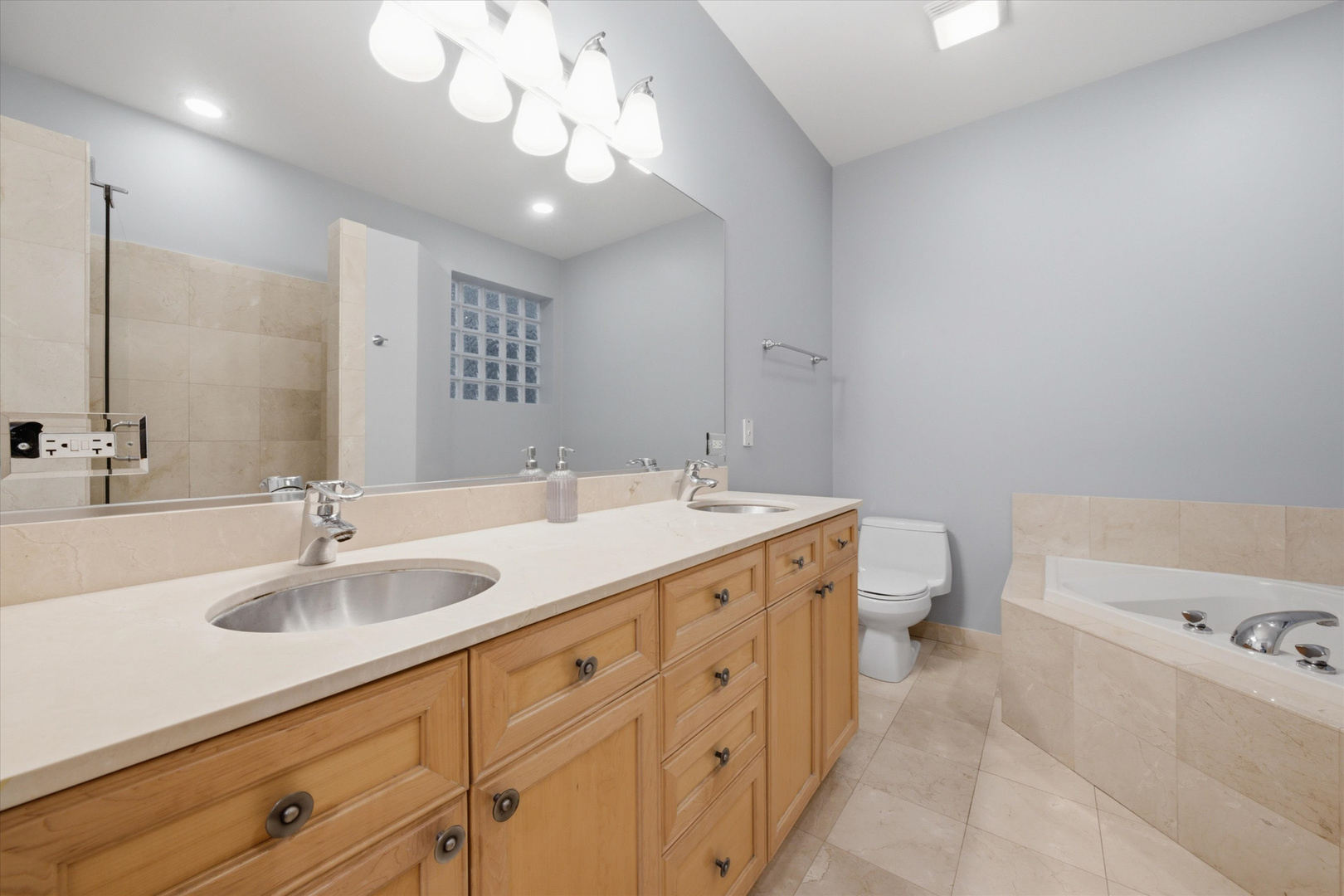 1054 N Hermitage Avenue Unit: 1