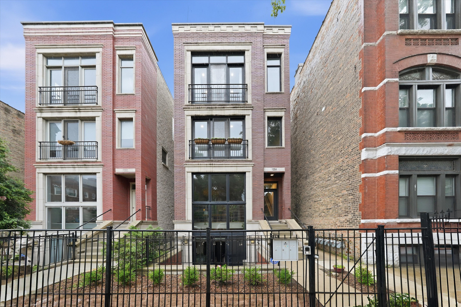 1054 N Hermitage Avenue Unit: 1