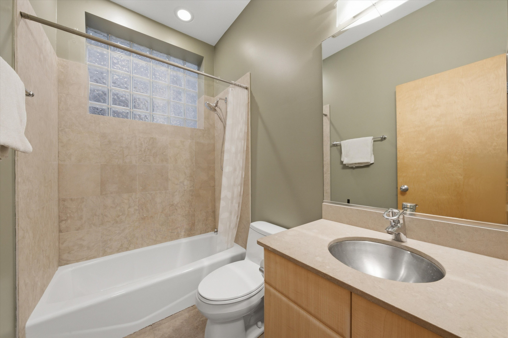 1054 N Hermitage Avenue Unit: 1