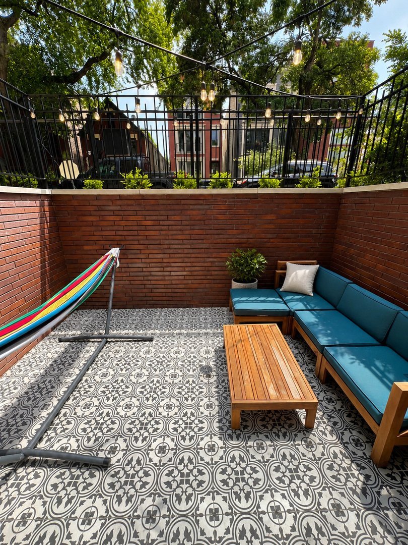 1054 N Hermitage Avenue Unit: 1