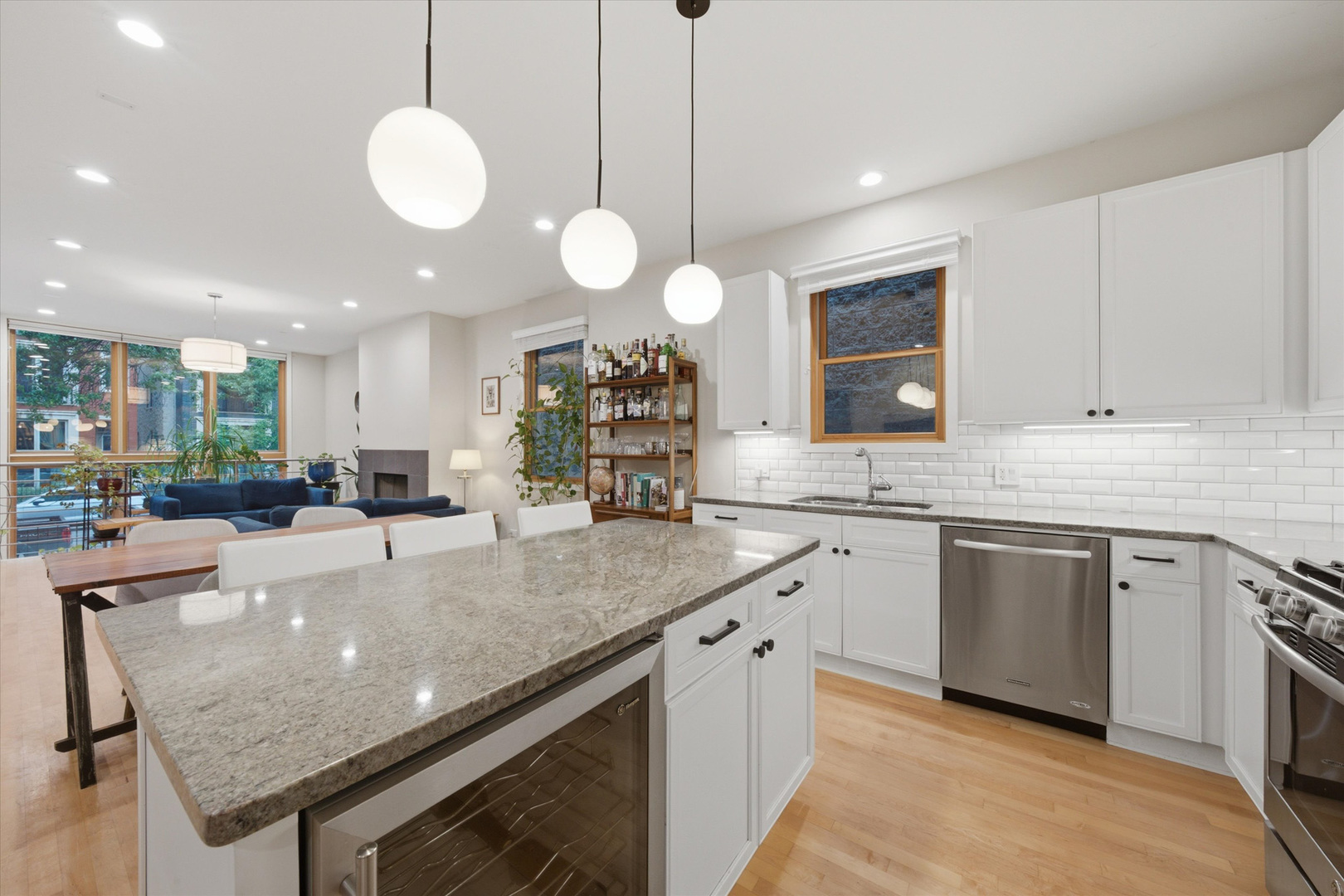 1054 N Hermitage Avenue Unit: 1