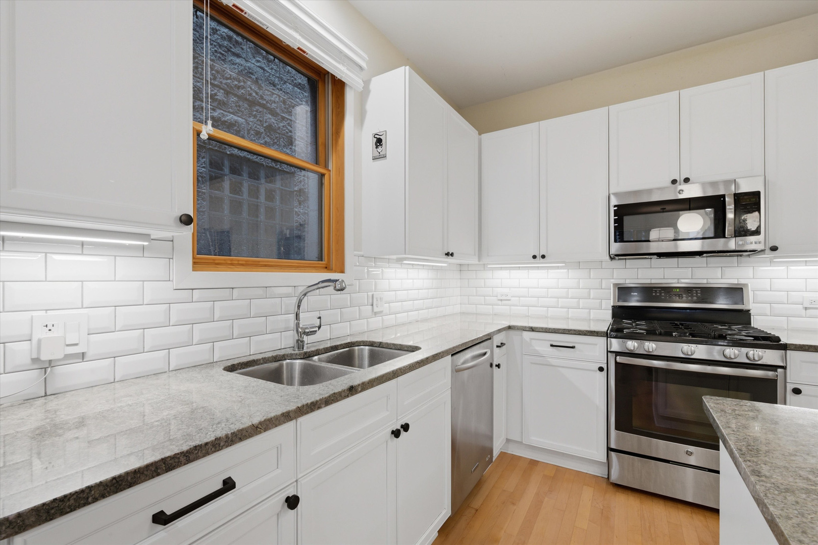1054 N Hermitage Avenue Unit: 1