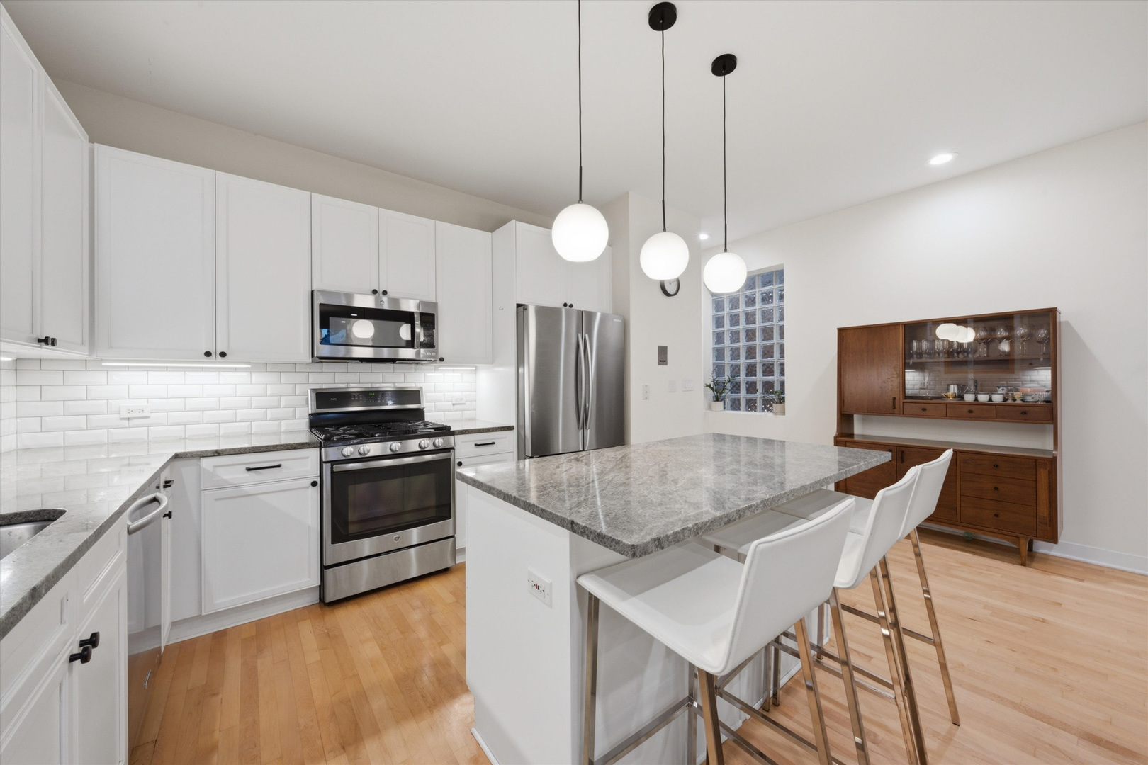 1054 N Hermitage Avenue Unit: 1