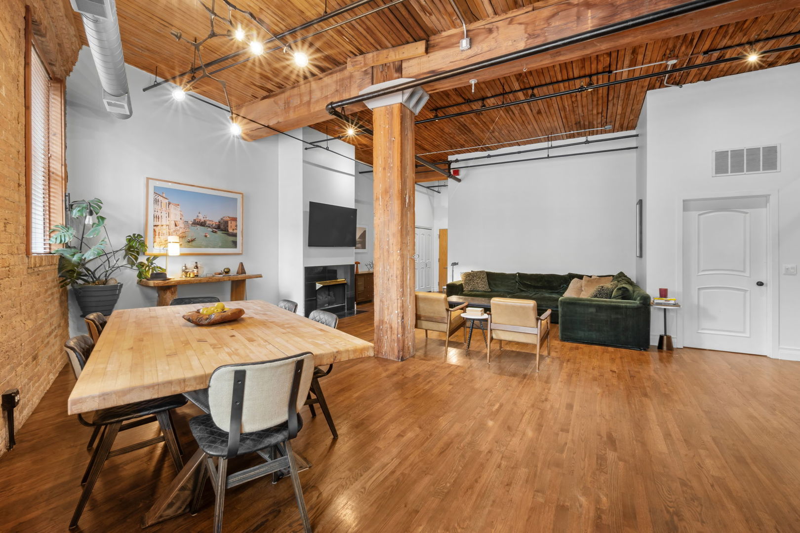 550 N Kingsbury Street Unit: 111