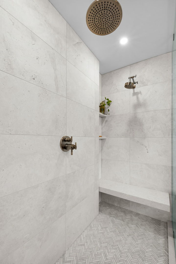 550 N Kingsbury Street Unit: 111