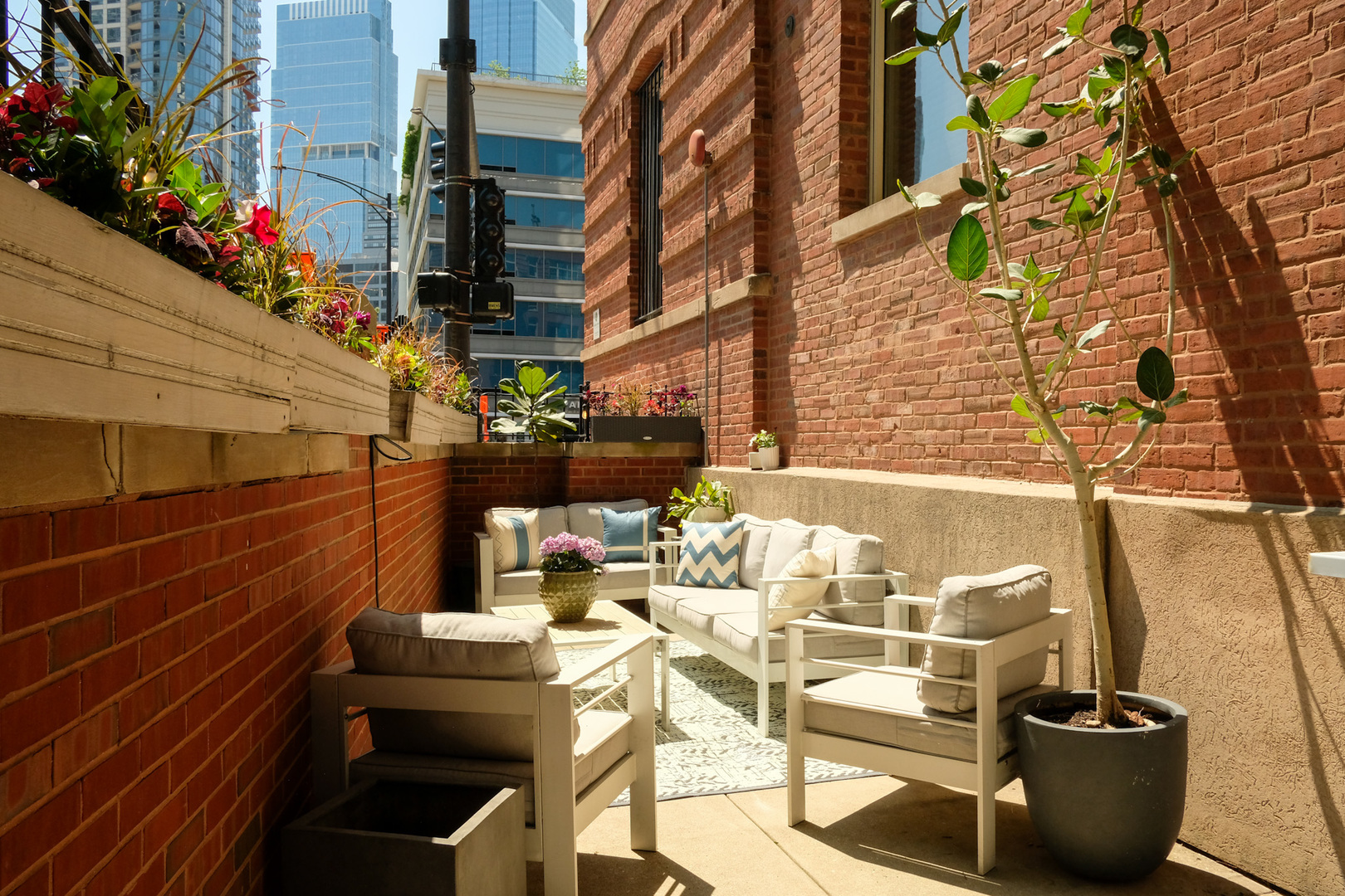 550 N Kingsbury Street Unit: 111