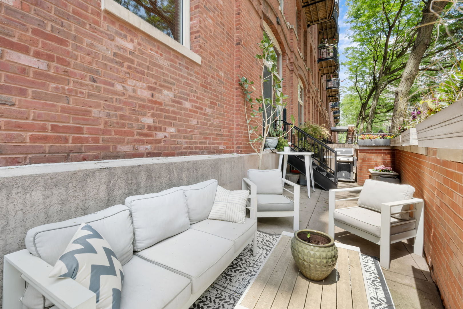550 N Kingsbury Street Unit: 111
