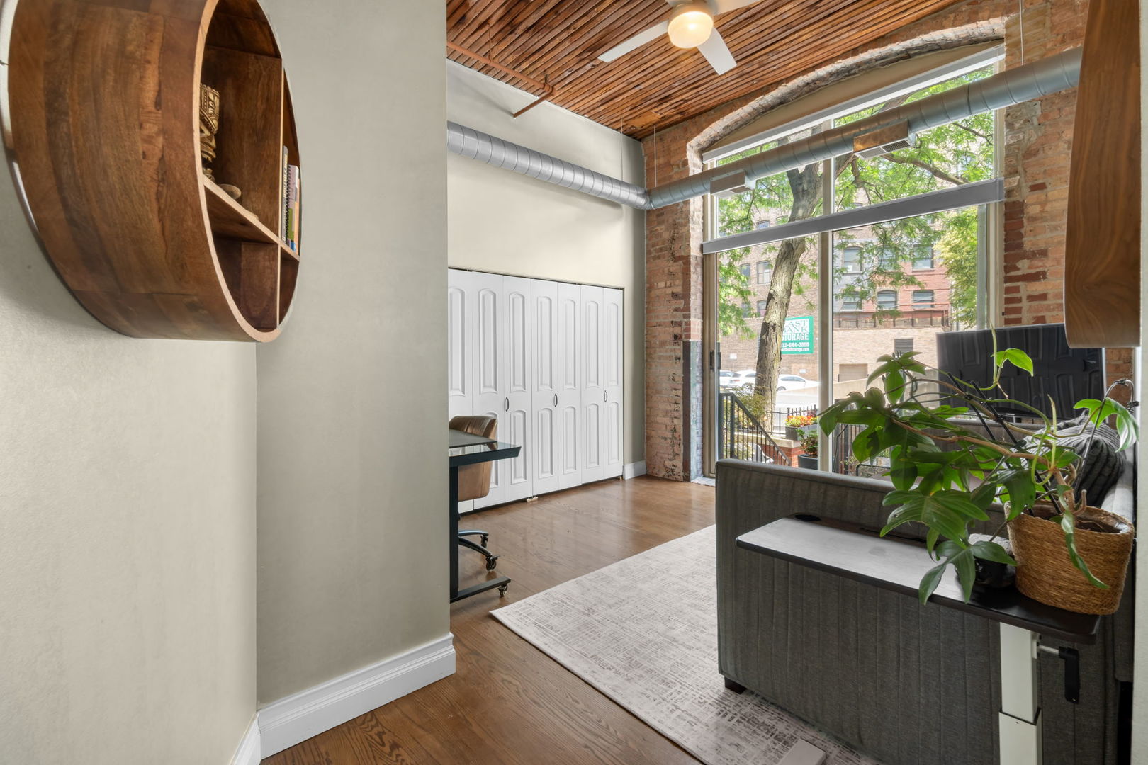 550 N Kingsbury Street Unit: 111