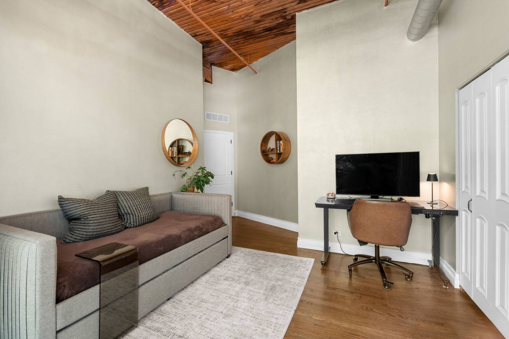 550 N Kingsbury Street Unit: 111
