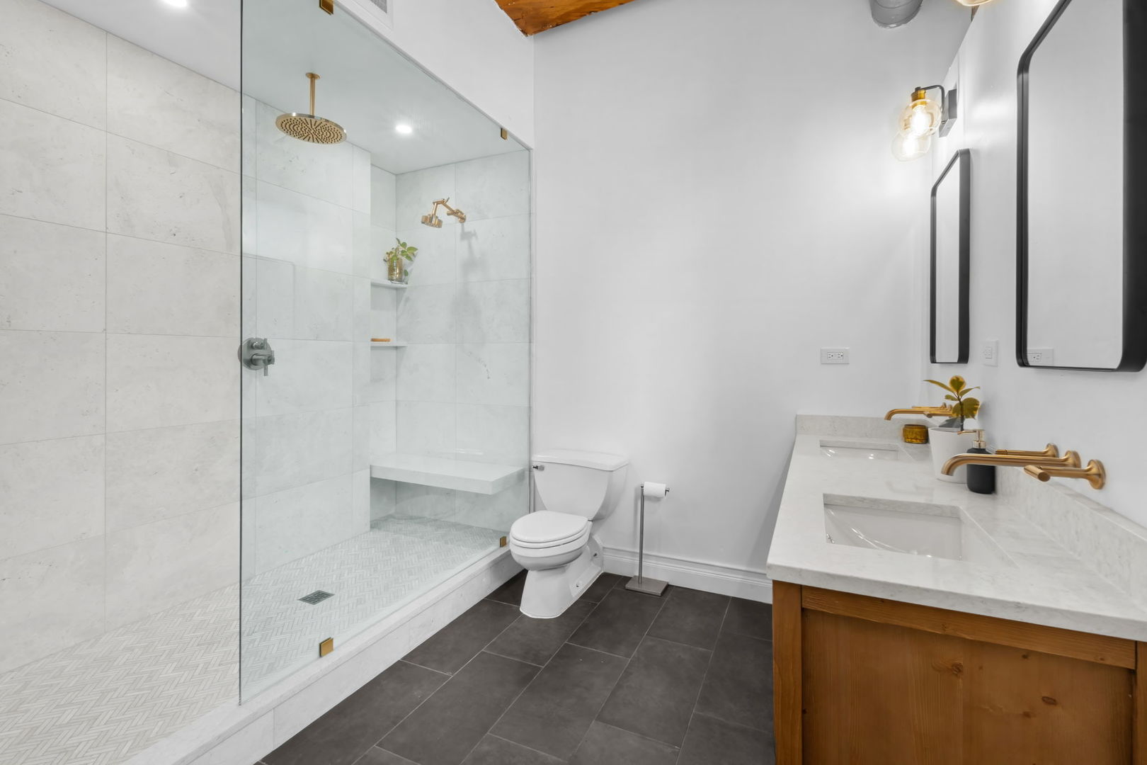 550 N Kingsbury Street Unit: 111