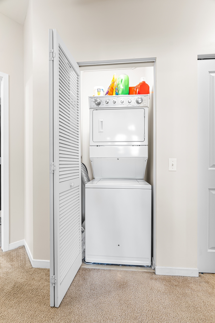 437 W Division Street Unit: 814