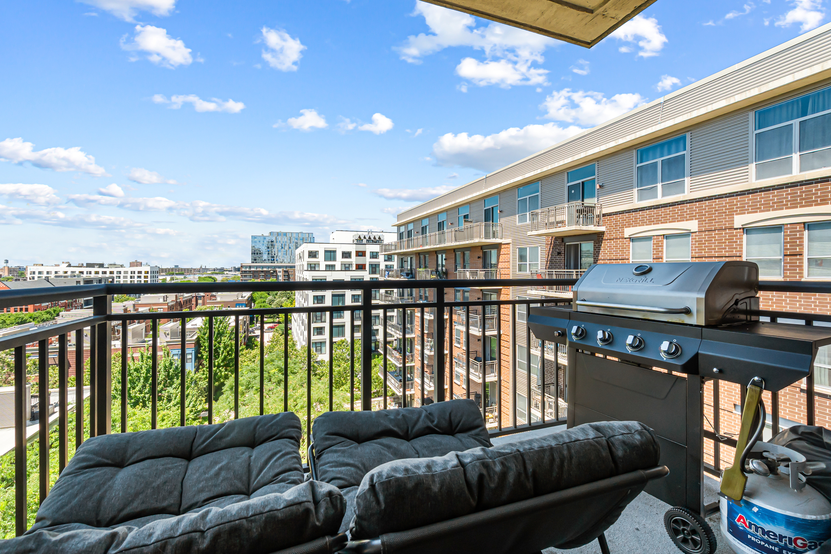 437 W Division Street Unit: 814