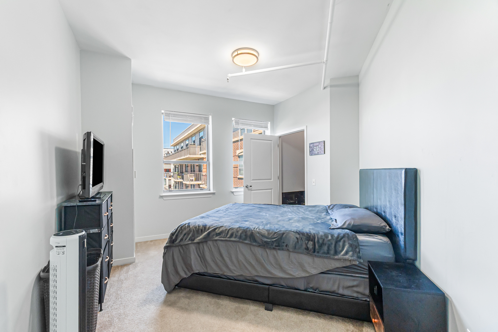 437 W Division Street Unit: 814
