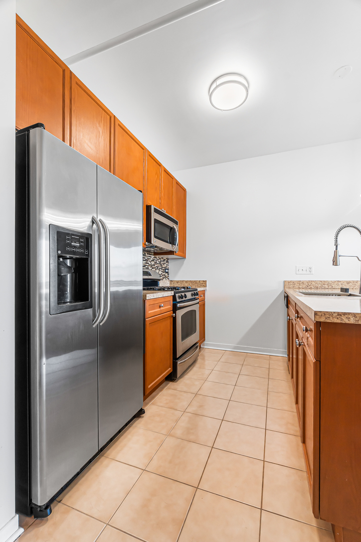 437 W Division Street Unit: 814