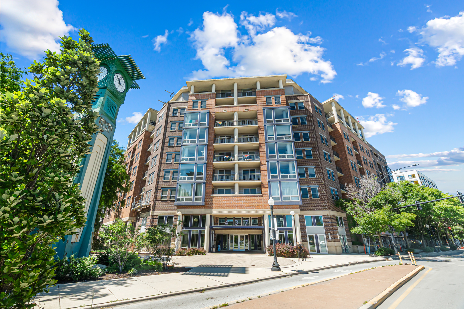 437 W Division Street Unit: 814