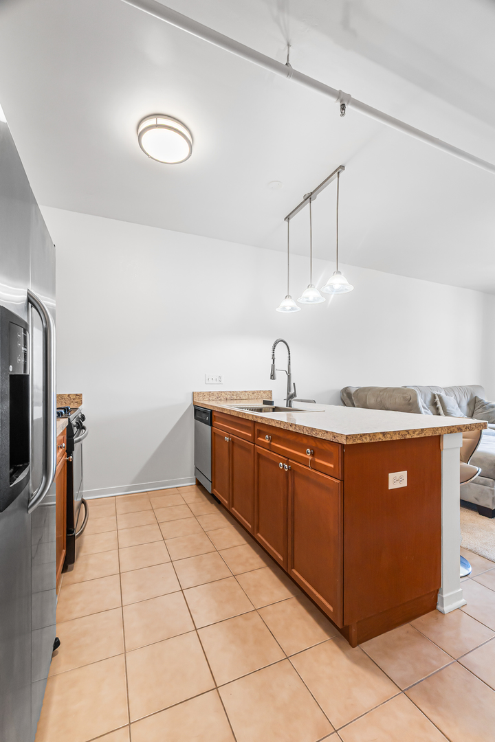 437 W Division Street Unit: 814