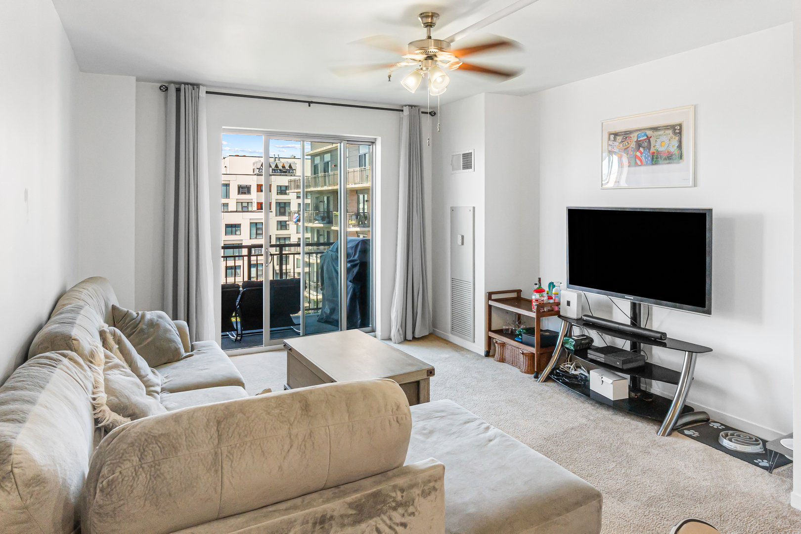 437 W Division Street Unit: 814