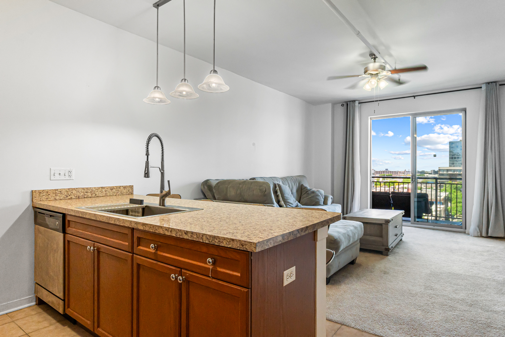 437 W Division Street Unit: 814