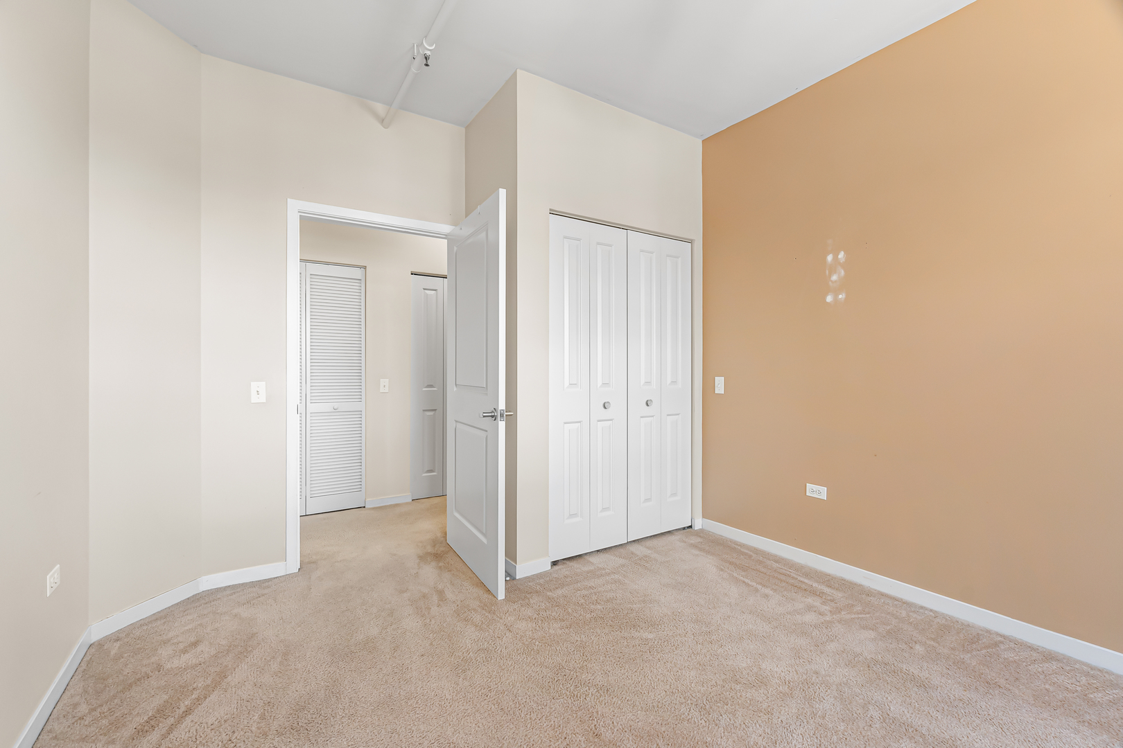 437 W Division Street Unit: 814