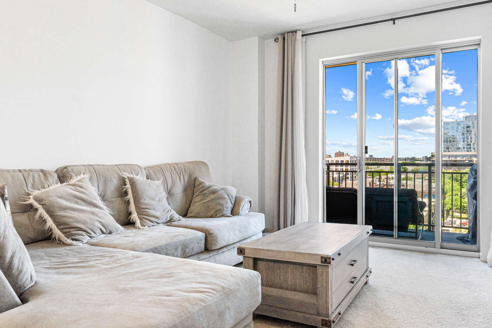 437 W Division Street Unit: 814