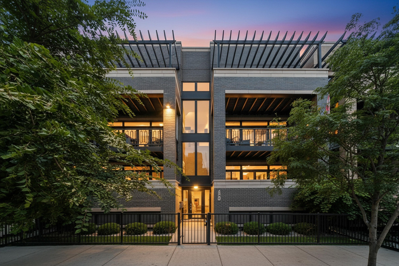 1366 W Walton Street Unit: 1E