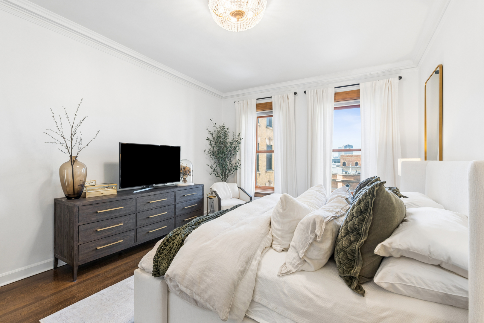 559 W Surf Street Unit: 704