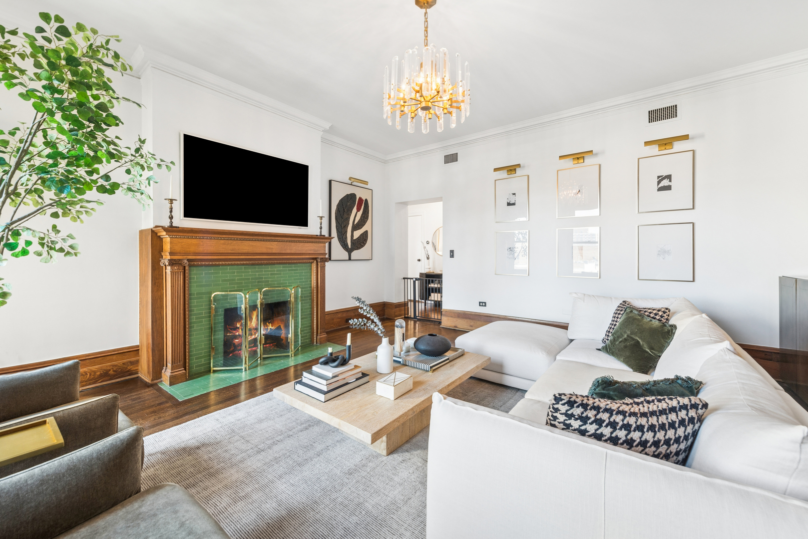 559 W Surf Street Unit: 704