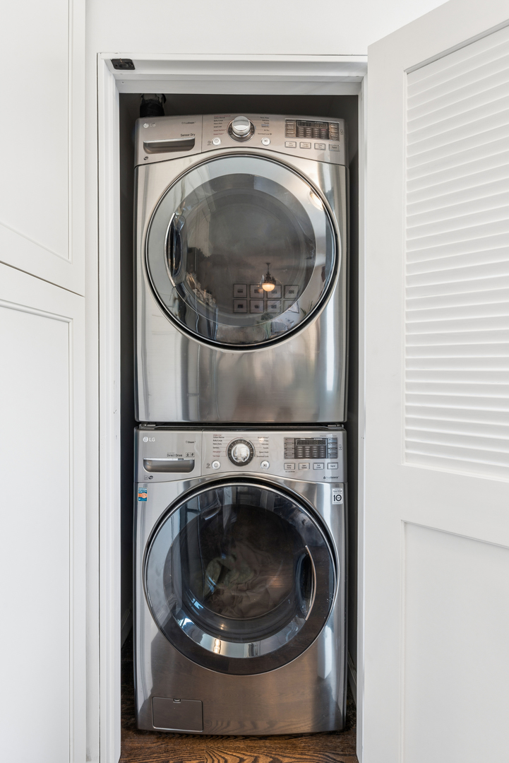 559 W Surf Street Unit: 704