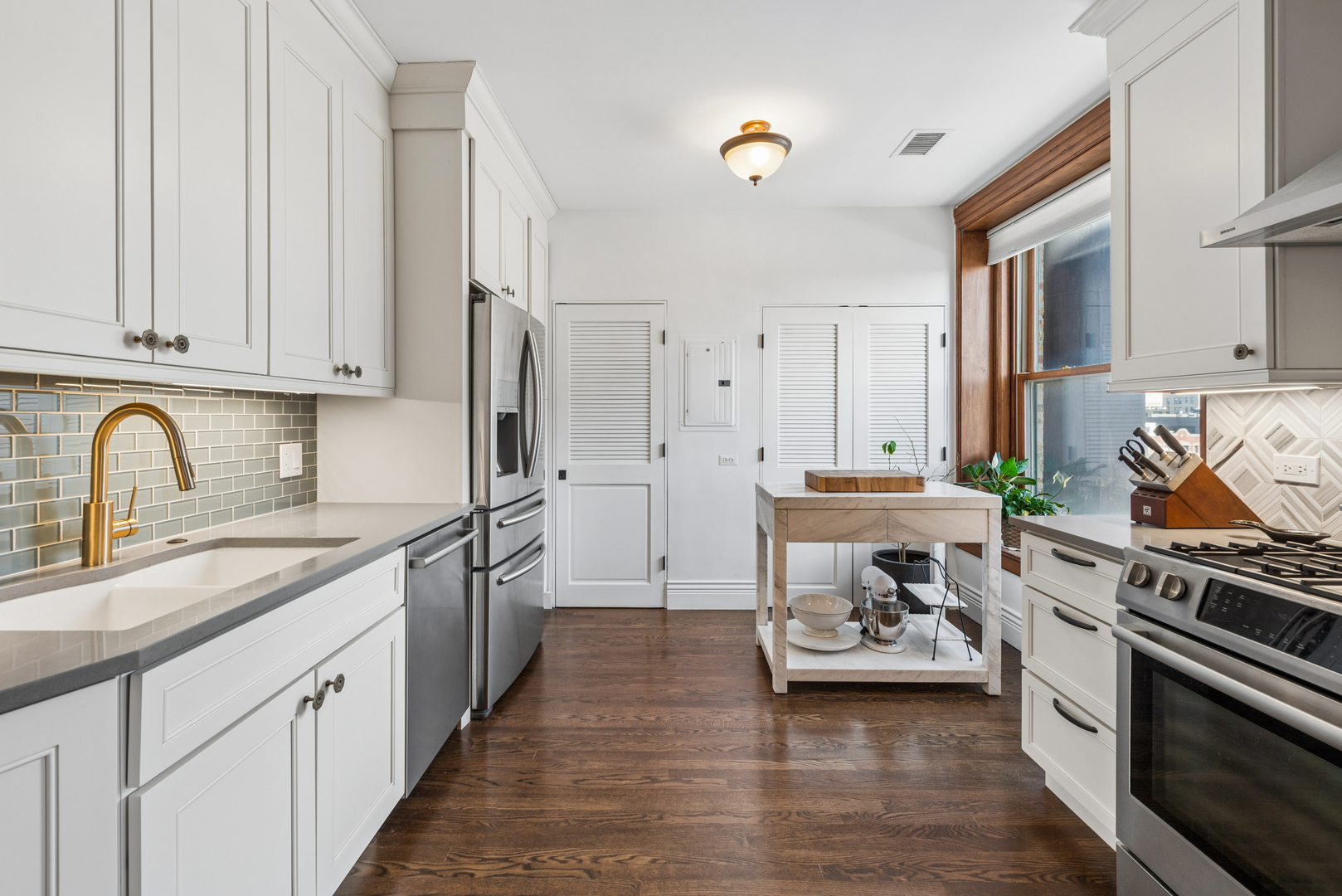 559 W Surf Street Unit: 704