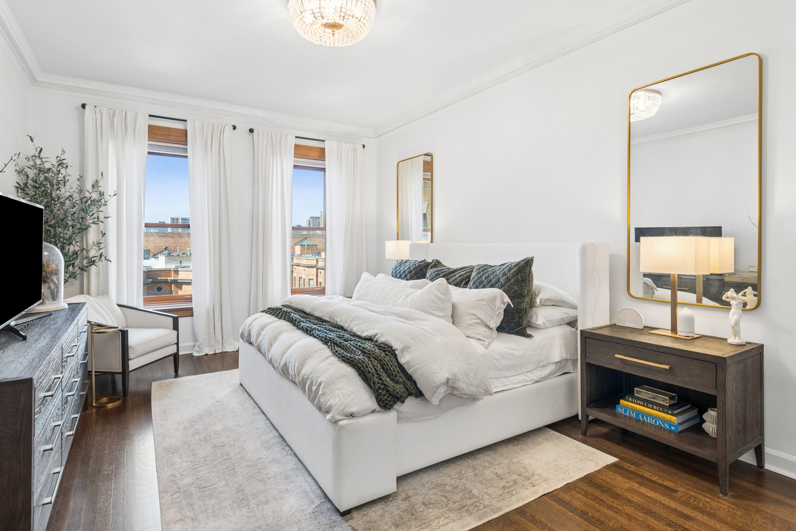 559 W Surf Street Unit: 704