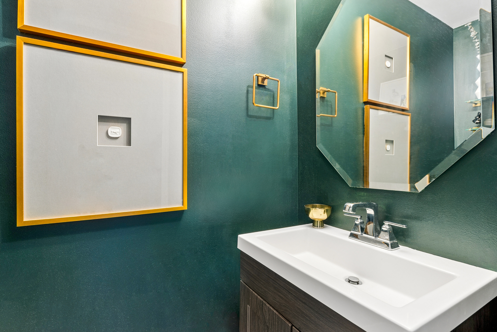 559 W Surf Street Unit: 704