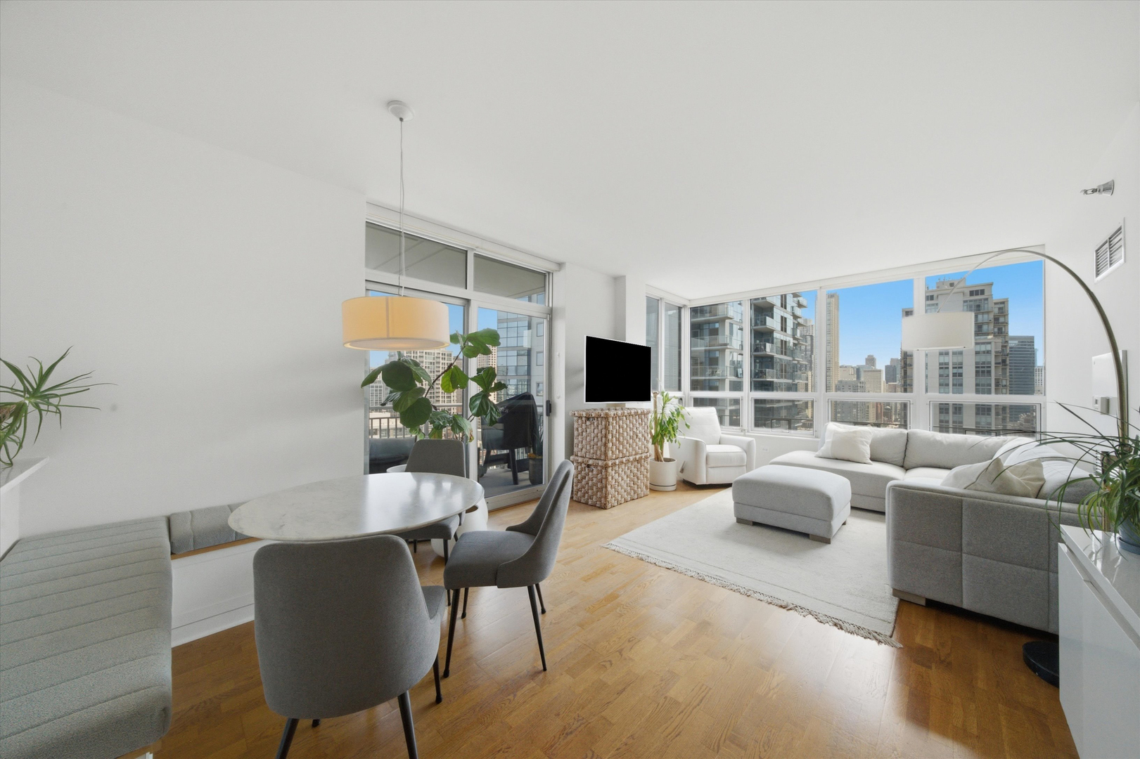 330 W Grand Avenue Unit: 1906
