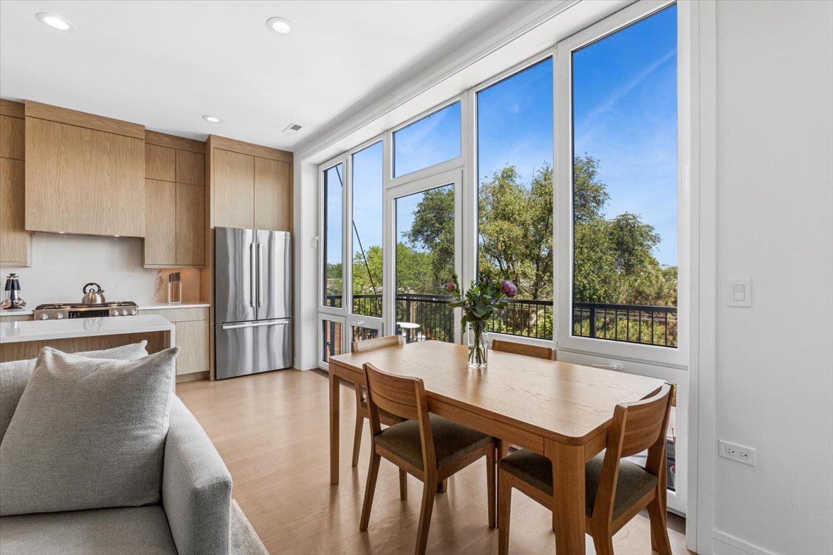 4939 N Damen Avenue Unit: 404