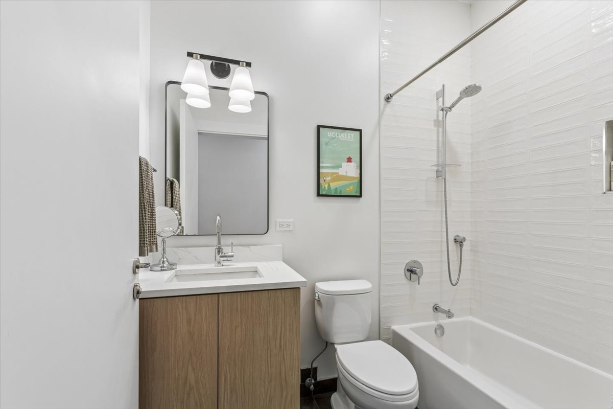 4939 N Damen Avenue Unit: 404
