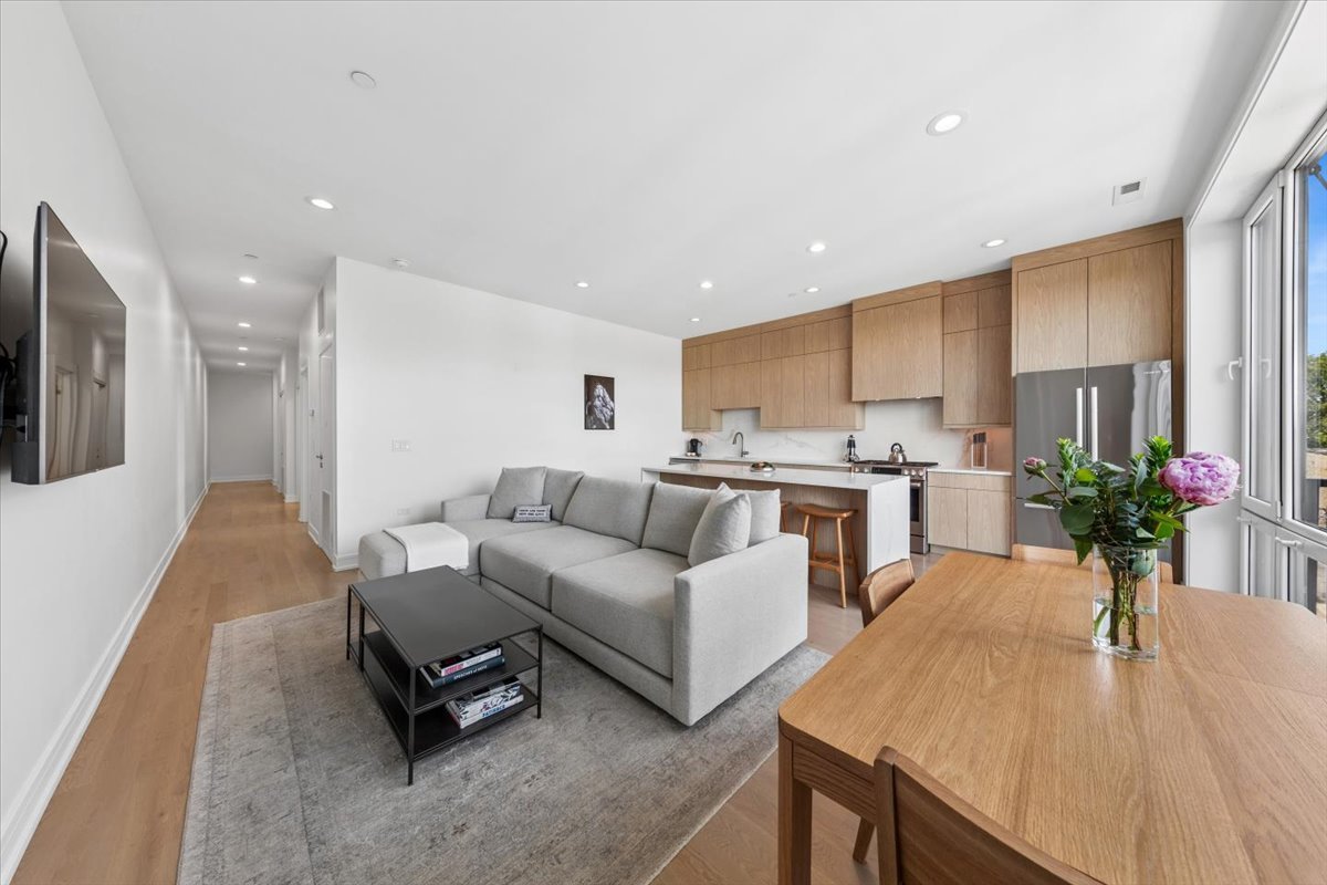 4939 N Damen Avenue Unit: 404
