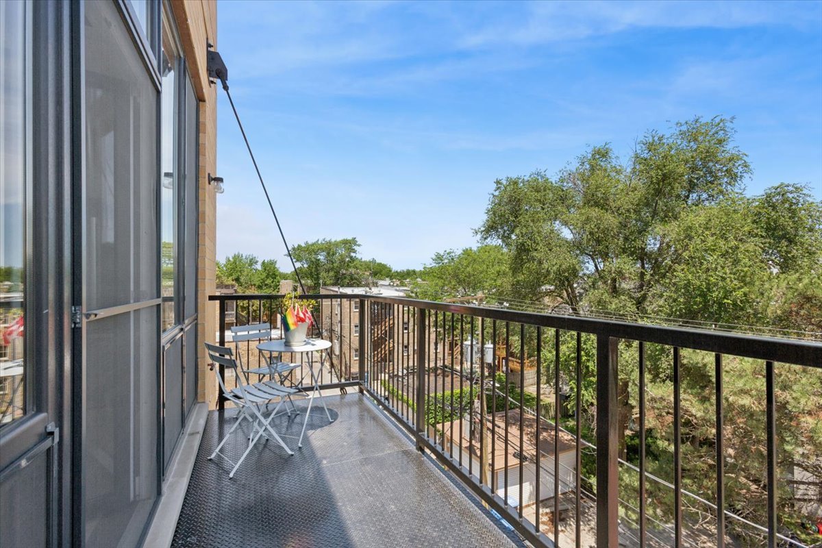 4939 N Damen Avenue Unit: 404