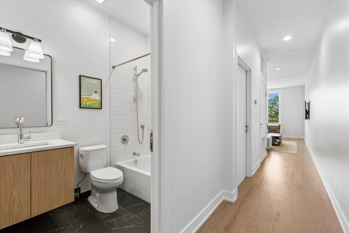 4939 N Damen Avenue Unit: 404