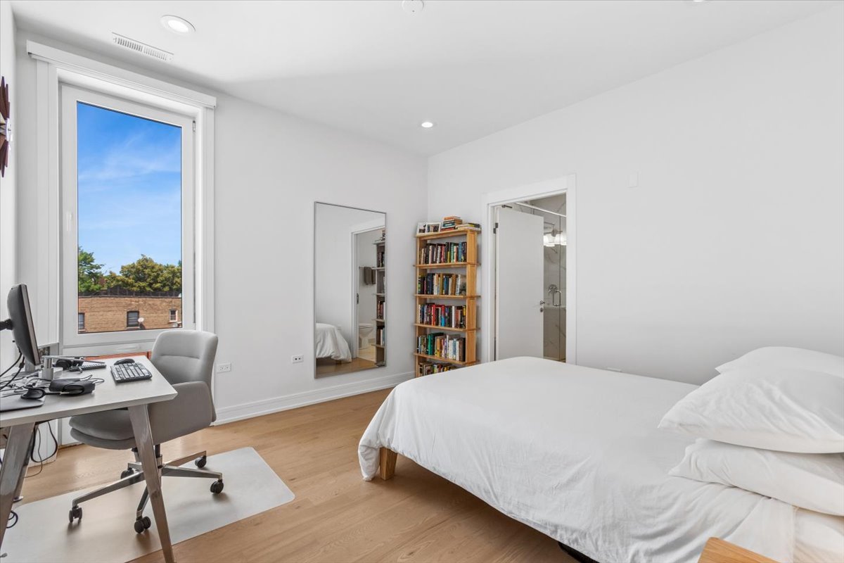 4939 N Damen Avenue Unit: 404