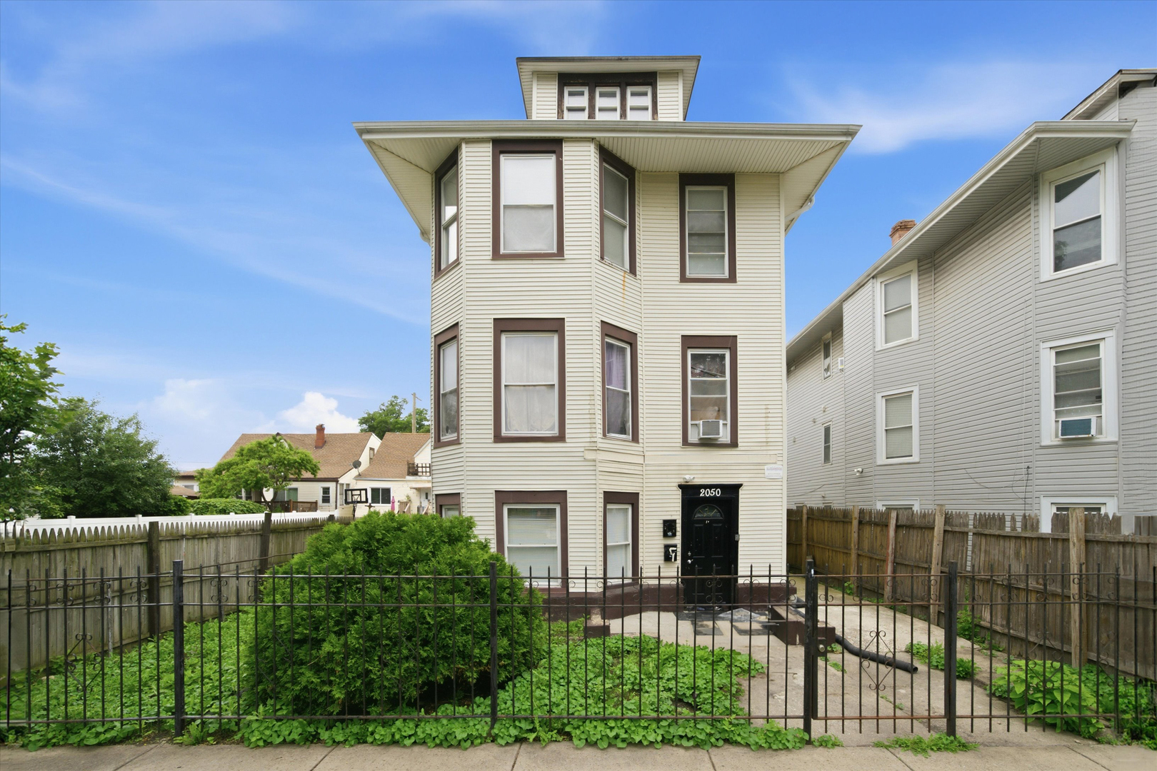 2050 N Kenneth Avenue
