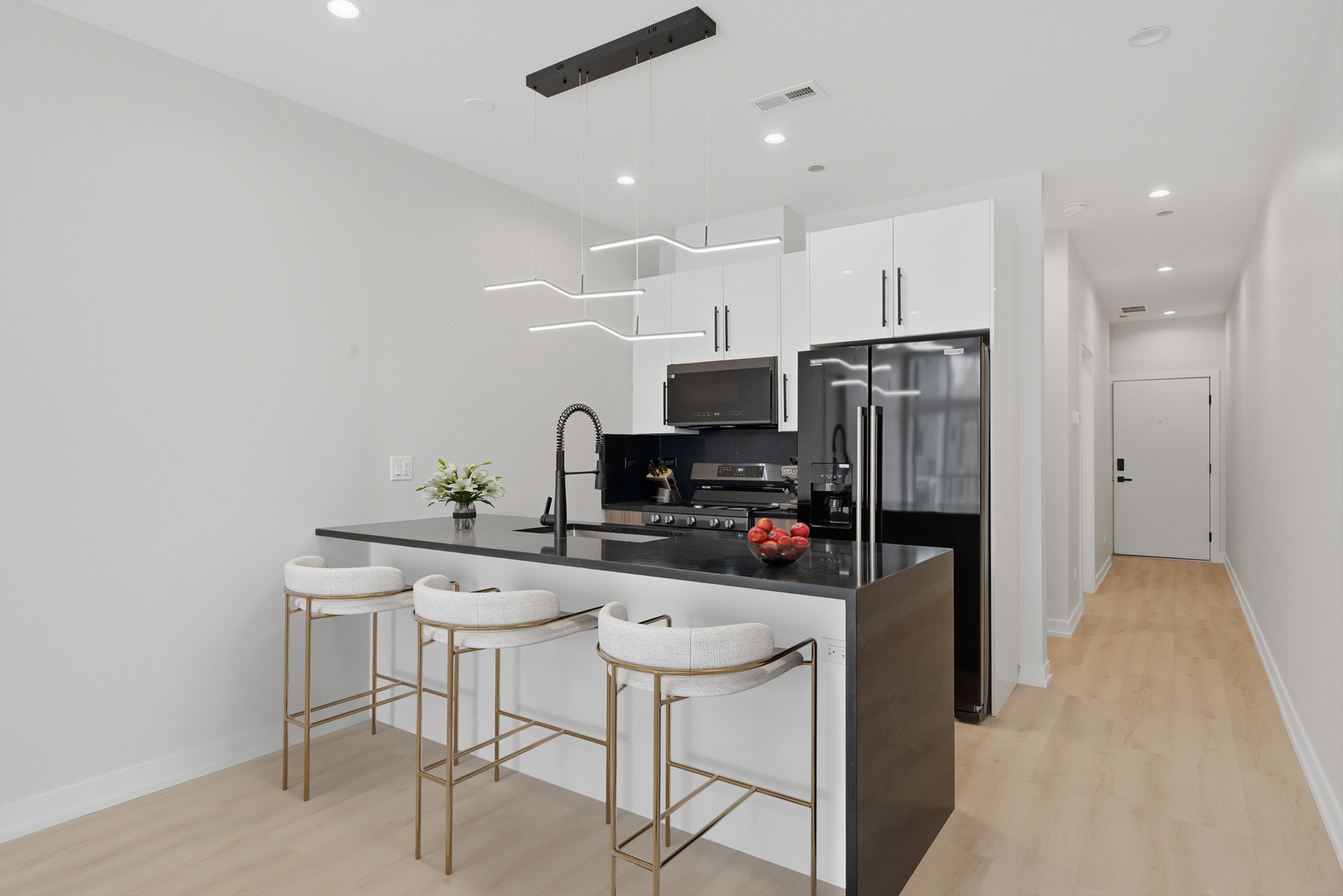 1355 N Western Avenue Unit: 2B