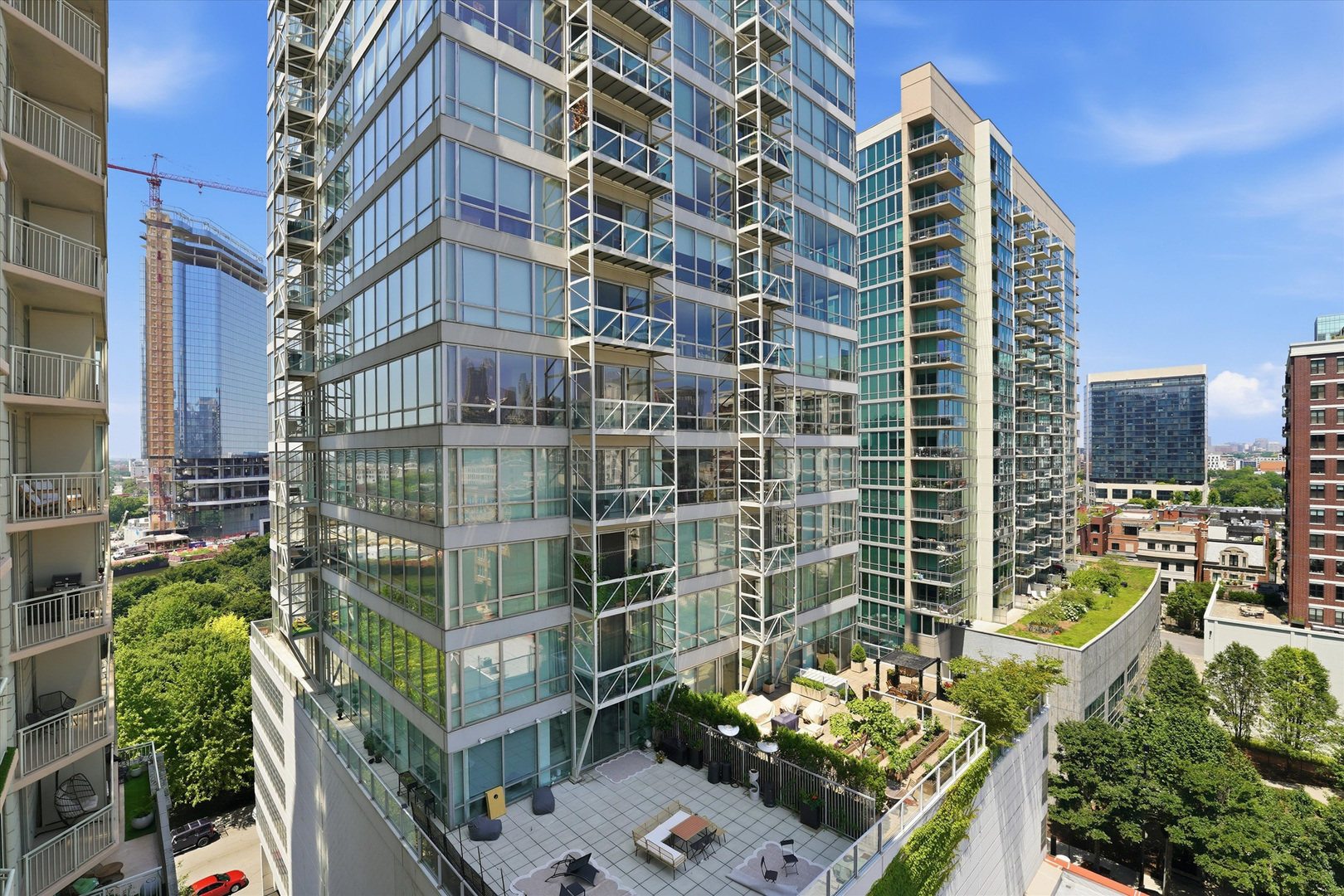 645 N Kingsbury Street Unit: 1207