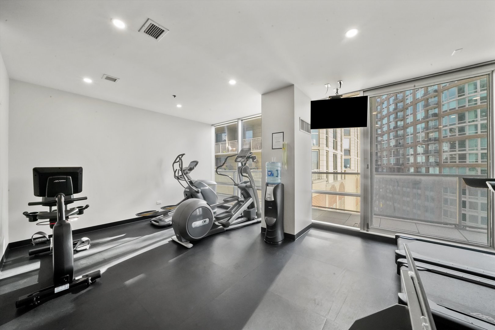 653 N Kingsbury Street Unit: 1207