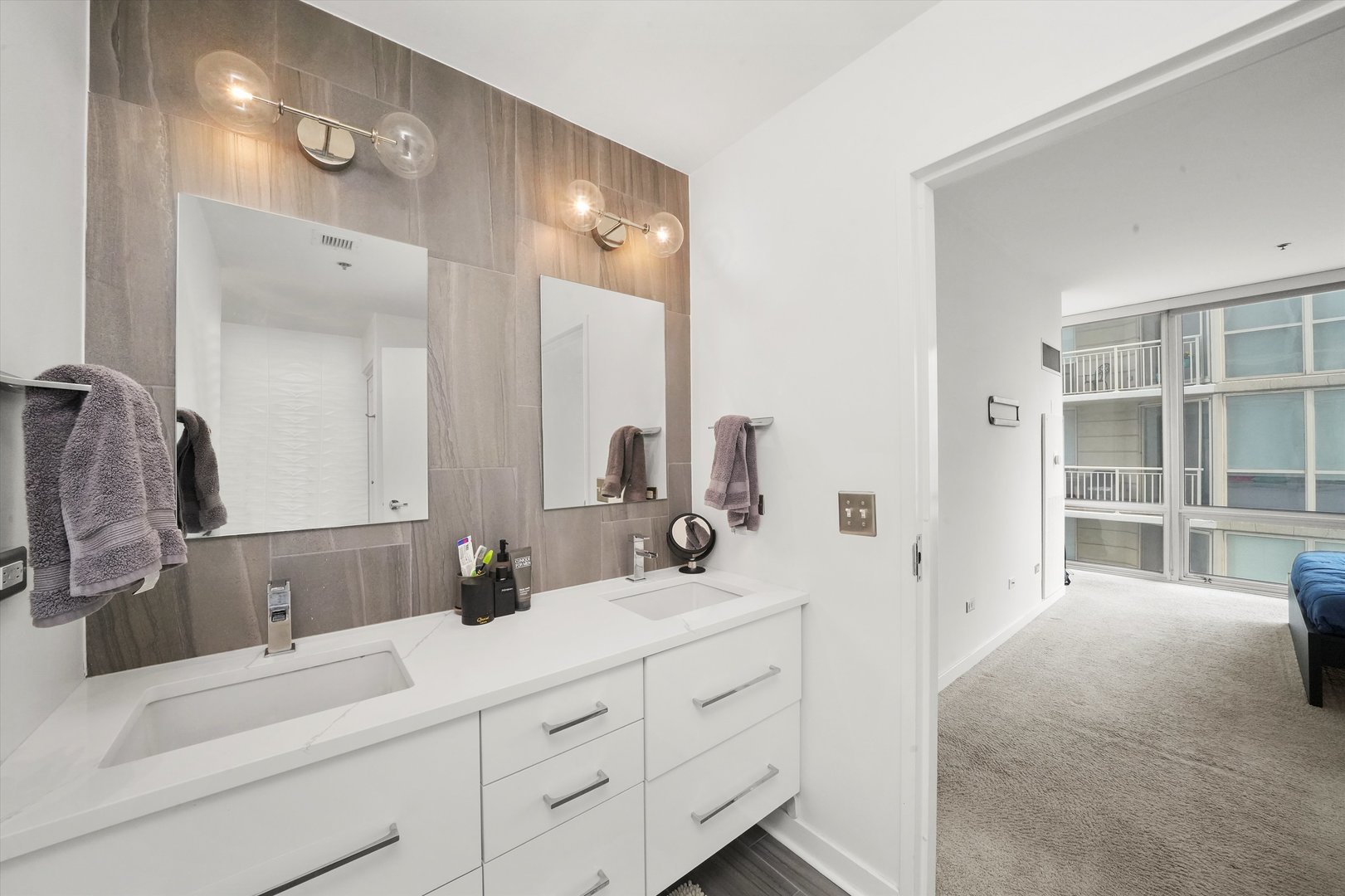 653 N Kingsbury Street Unit: 1207