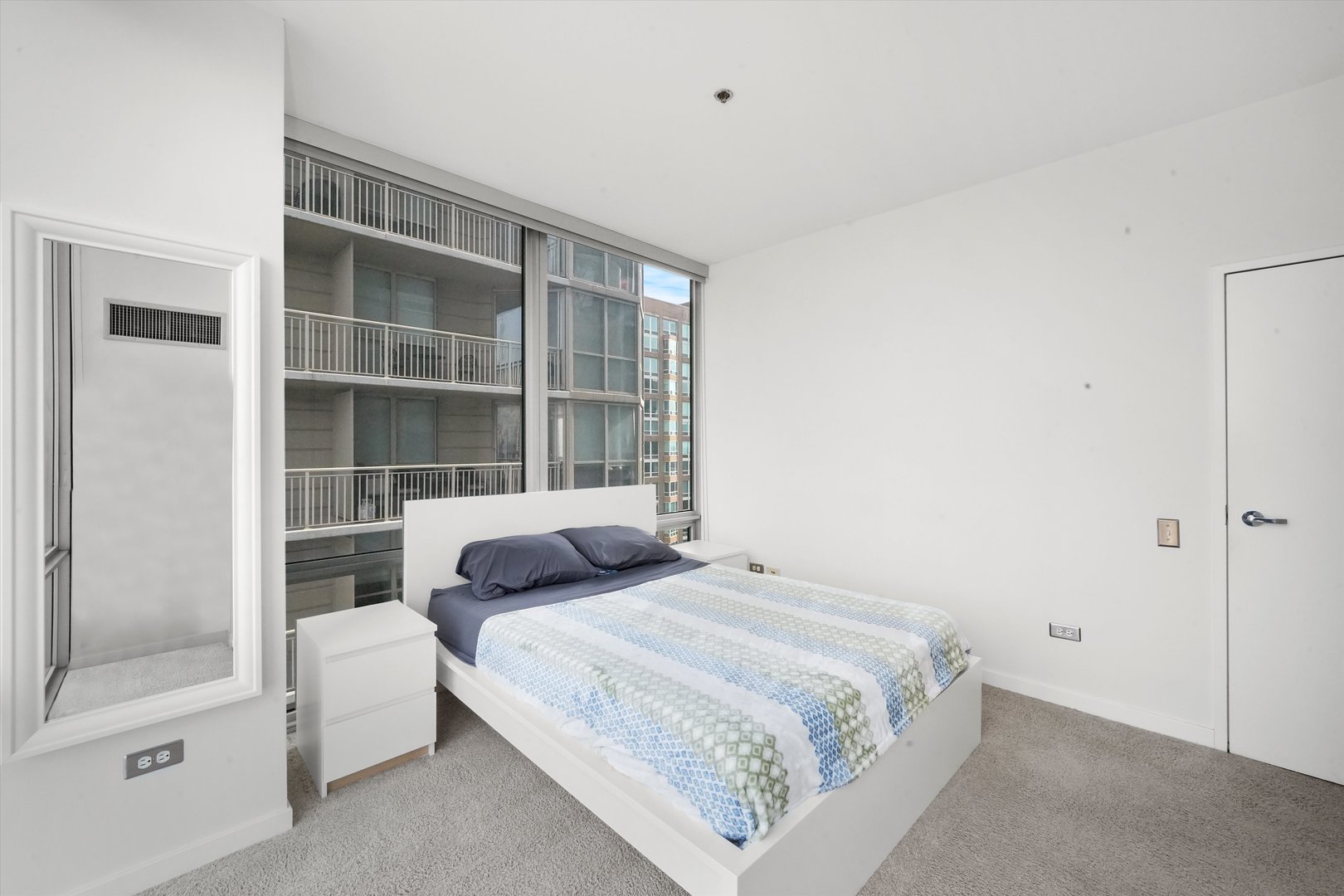 653 N Kingsbury Street Unit: 1207