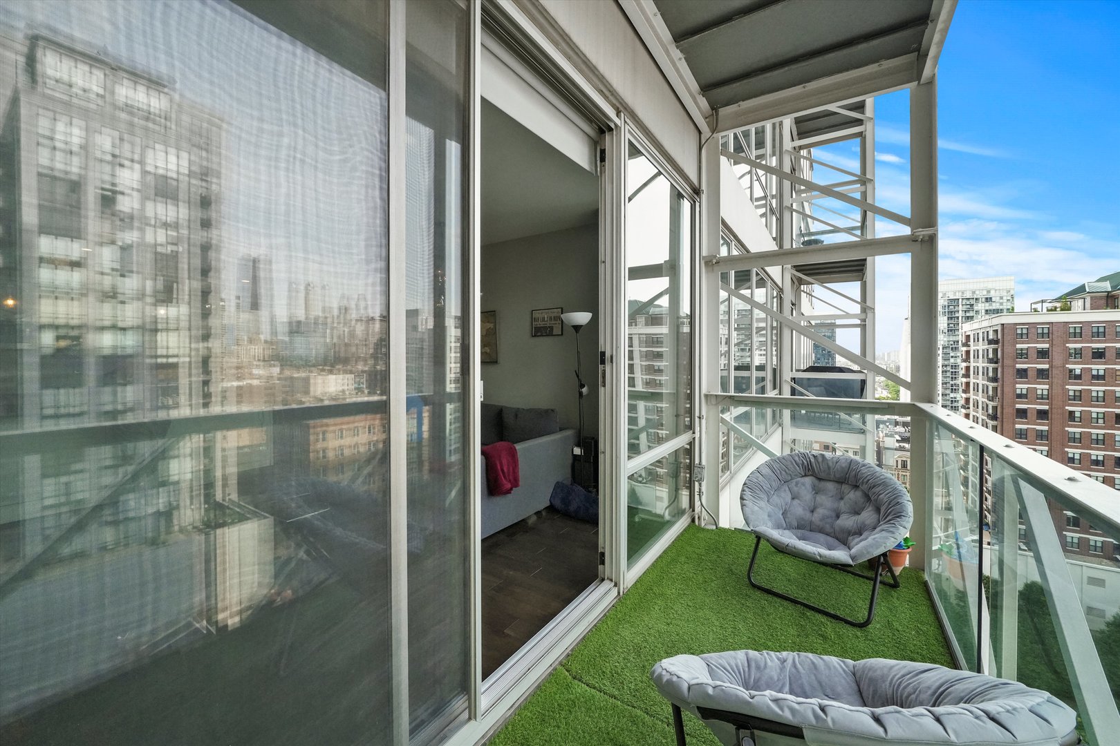 653 N Kingsbury Street Unit: 1207